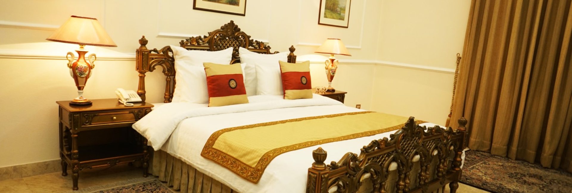 EXECUTIVE ROOM
